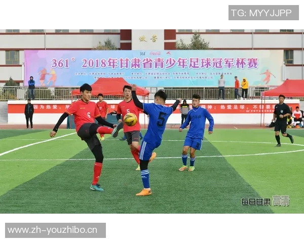足球明星风采绽放于绿茵场上英勇奋战展现技艺与荣耀之道